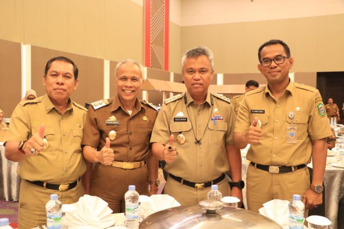 Focus Group Discusdion yang berlangsung di Sandeq Ballroom Hotel Claro, Makassar (30/01/2023), dibuka oleh Penjabat Sekretaris Provinsi Sulsel, Aslam Patonangi yang juga selaku Ketua/Penanggungjawab KDEKS Sulsel.
