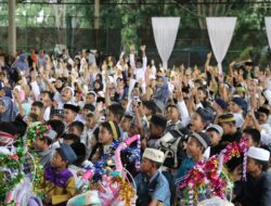 Bupati dan Wabup Lutim Dianugerahi Gelar “Ayah dan Bunda Yatim” di Yatim Fest