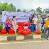 Berkah Ramadhan, PT.CLM Berbagi Takjil Buka Puasa Untuk Pengendara di Jalan