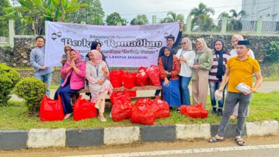 Berkah Ramadhan, PT.CLM Berbagi Takjil Buka Puasa Untuk Pengendara di Jalan