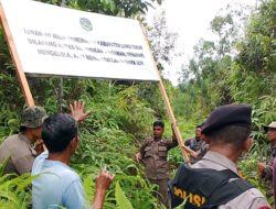 Penggarap dan Kades Dampingi Satpol PP Pasang Plang Aset Pemkab di Lampia