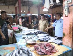 Tak Mau Kecolongan Jelang Lebaran, Bupati Lutim Sidak Sembako dan BBM