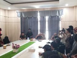 Kajari Lutim Terima Pendemo, Tegaskan Penyidikan Tak Bisa Berdasarkan Asumsi