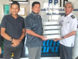 Rusdi Layong Serahkan Empat Lampu untuk Lapangan Birawa
